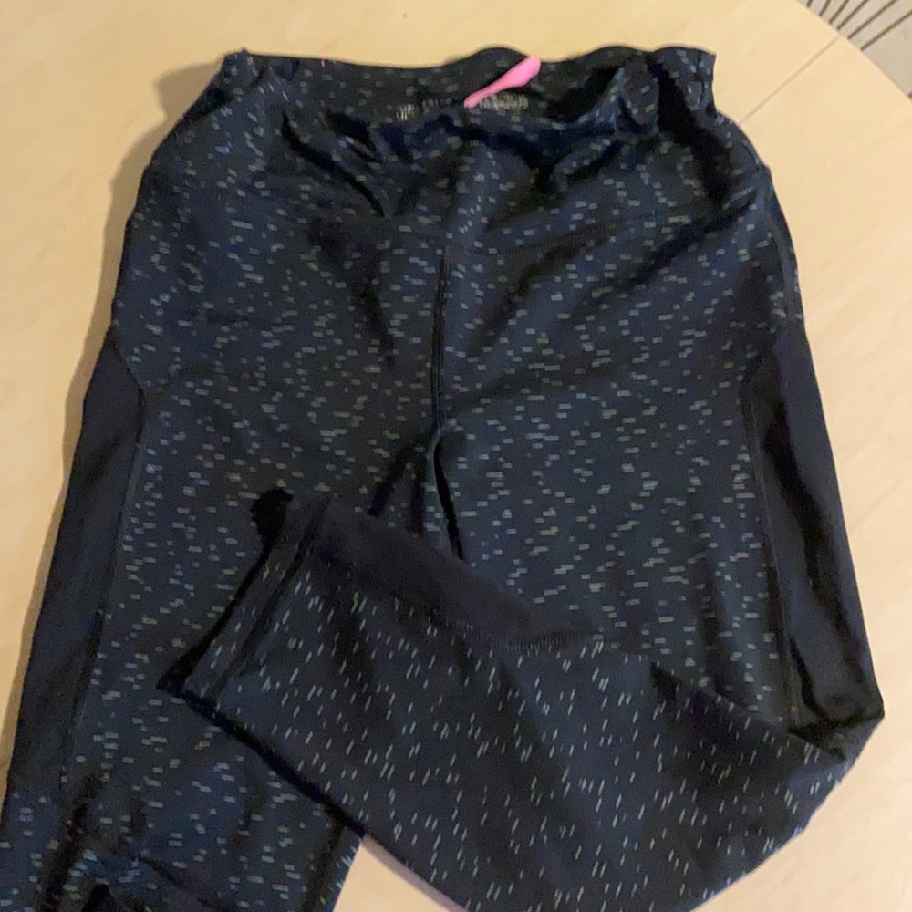 Victoria’s Secret knockout black/gray pattern 7/8 leggings